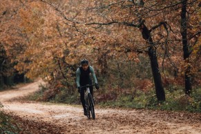 "El ciclismo profesional es violento, salir y perderme con la bici de gravel equilibra la balanza": Forged in solitude es lo último de Pachamama