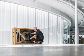 Nova embalagem Mondraker 100% reciclável: melhor proteção, menos volume e fita adesiva à base de arroz