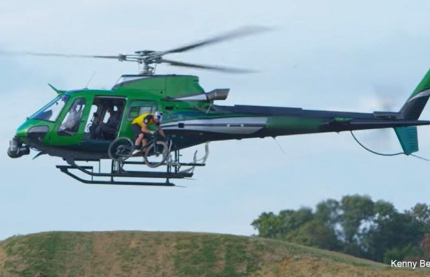 Salto de um helicóptero para conhecer a pista do CX World Championship em Fayetteville
