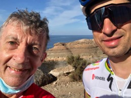 Peter Sagan fixes flat tyre for an amateur cyclist who has no idea who he is
