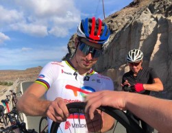 Peter Sagan fixes flat tyre for an amateur cyclist who has no idea who he is