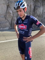 Peter Sagan fixes flat tyre for an amateur cyclist who has no idea who he is