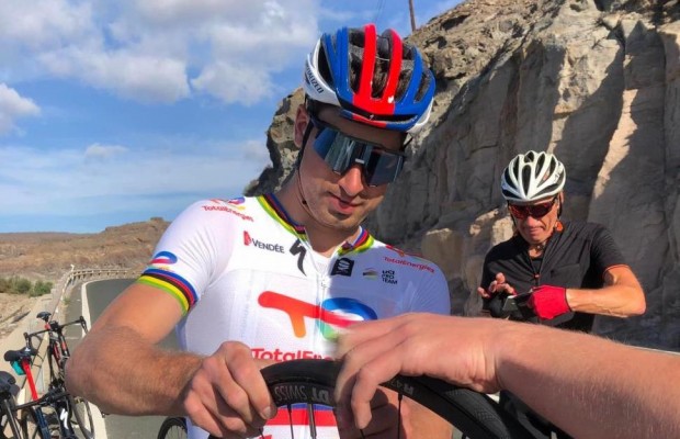 Peter Sagan conserta furo de um fã que não tinha nem ideia de quem era