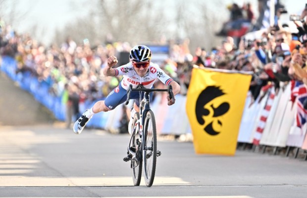 Pidcock dá um show, vence seu primeiro Mundial CX elite e busca a tripla coroa