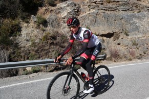 Juan Ayuso manillar estrecho