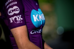 El KMC Orbea cambia de color y llevará equipaciones Hiru