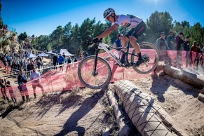 Hatherly da la sorpresa y gana en Chelva ante una parrilla de Copa del Mundo