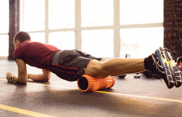 Exercícios com o Foam Roller que vão melhorar o seu treinamento