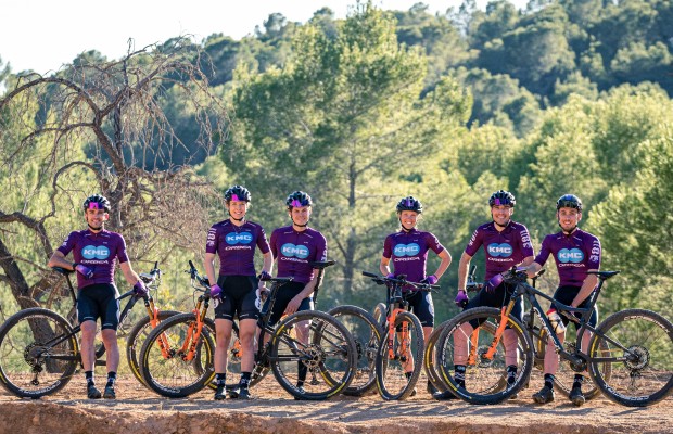 A KMC Orbea muda de cor e usará uniforme Hiru