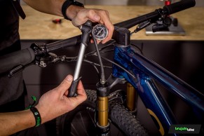 Comment ajuster les suspensions de votre MTB à votre poids?