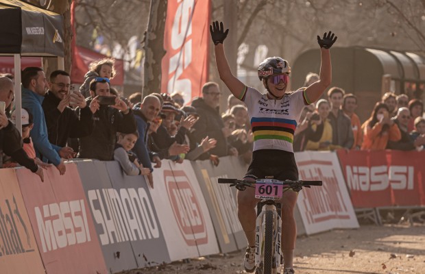 Evie Richards arrasa em Banyoles pela terceira vez consecutiva