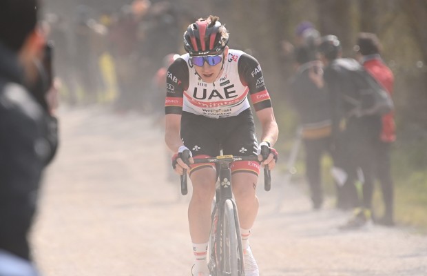 Pogacar se apresenta para ganhar Strade Bianche 2022, com Valverde 2º