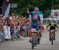 Sam Gaze tiene que pasar por quirófano y se perderá el inicio de la Copa del Mundo XCO