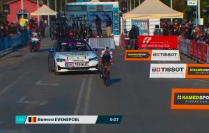 Coche cargado de bicis para ahorrar segundos Evenepoel