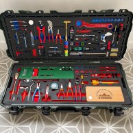 Un caja de herramientas con dos medallas de oro