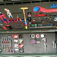 Un caja de herramientas con dos medallas de oro