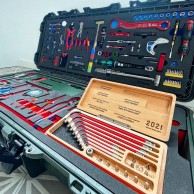 Un caja de herramientas con dos medallas de oro