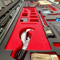 Un caja de herramientas con dos medallas de oro