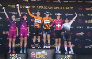 Nino Schurter fura e se complica no Cape Epic na etapa do prólogo: Beers-Blevins e Ferrand Prevot-De Groot vencem e assumem a liderança