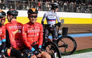 Matej Mohoric tija telescópica salida Milán-Sanremo