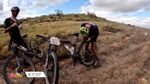 Cape Epic 2022: Schurter-Forster atacam, furam e vencem no sprinta a etapa 2