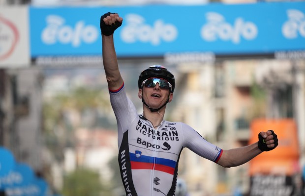 Matej Mohoric surpreende na descida e vence Milan-Sanremo 2022, com um brilhante Van der Poel 3º