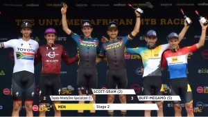 Cape Epic 2022: Schurter-Forster atacam, furam e vencem no sprinta a etapa 2
