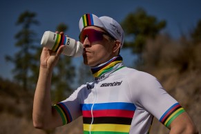 La colección arcoíris de UCI-Santini llega a Decathlon