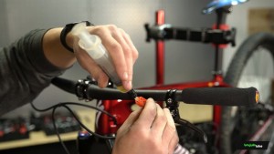 Cómo sangrar unos frenos SRAM paso 2 Conexión de las jeringuillas