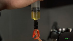 Cómo sangrar unos frenos SRAM paso 3 Sangrado