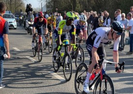 E3 Harelbeke grupo perseguidor