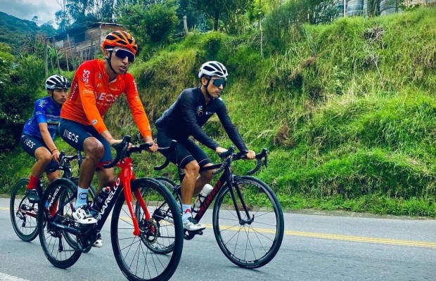 Egan Bernal volta aos treinos na estrada 2 meses após seu grave acidente