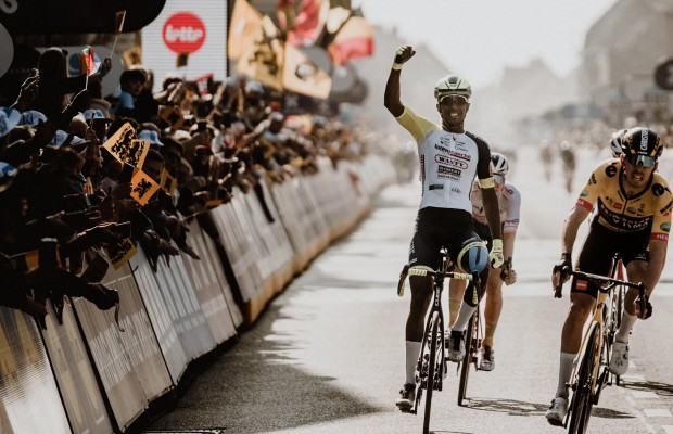 Biniam Girmay já é a primeira estrela negra do ciclismo: vence Ghent-Wevelgem 2022