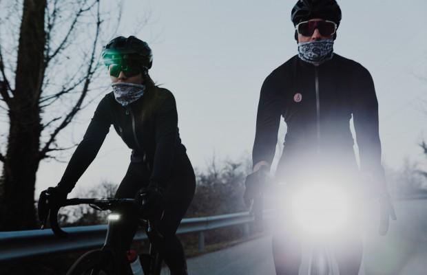 Esta luz para bicicleta promete 5.000 lumens em 49g