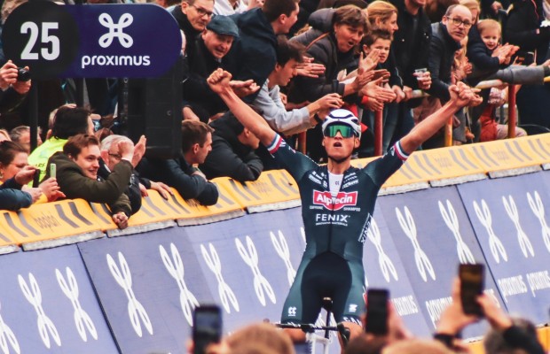 Van der Poel é o mais inteligente: vence Através de Flandres 2022 à frente de Tom Pidcock