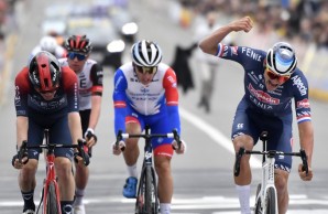 Van der Poel le gana el Tour de Flandes a Pogacar