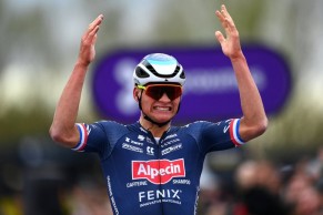 Van der Poel le gana el Tour de Flandes a Pogacar