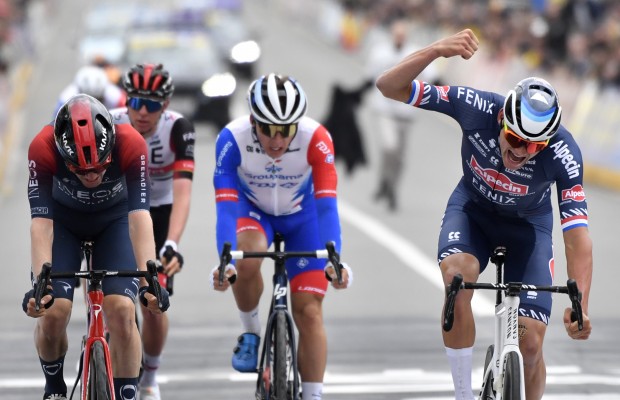Van der Poel le gana el Tour de Flandes a Pogacar