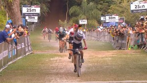Alan Hatherly surprises everyone and wins the Petrópolis Short Track in a very long sprint