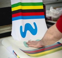 Así se fabricó el maillot de campeón del mundo para Valverde