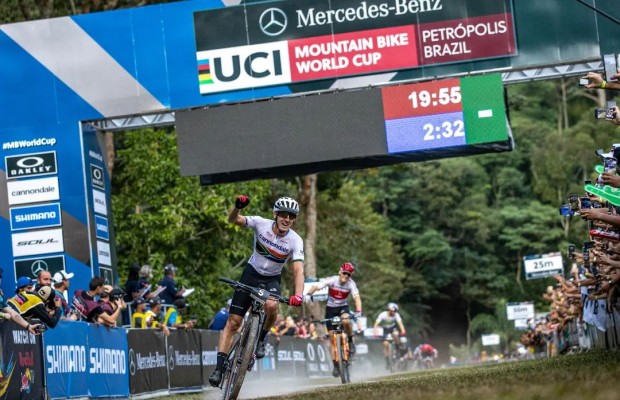 Alan Hatherly surpreende e vence o Short Track de Petrópolis com um longuíssimo sprint