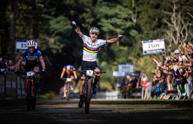 Nino Schurter vence e faz história no Brasil