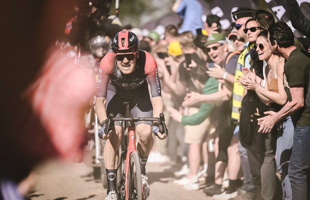 Dylan van Baarle vence o Paris Roubaix 2022