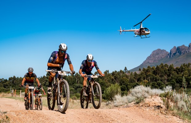 Sempre no ataque e puro espetáculo: assim foi a vitória da Speed Company Racing no Cape Epic 2022