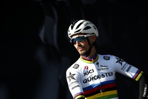 Alaphilippe com duas costelas quebradas e um pneumotórax, Pidcock com um dedo fraturado