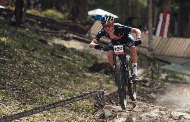 Tom Pidcock entra no modo MTB