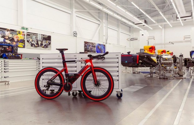 BMC e Red Bull apresentam "a bicicleta de competição mais rápida do mundo"