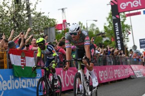 Van der Poel's talent wins the first race of the Giro and takes the pink jersey