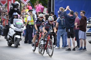 Van der Poel's talent wins the first race of the Giro and takes the pink jersey