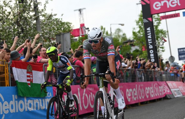 Van der Poel tira de talento, gana la primera del Giro y se viste de rosa